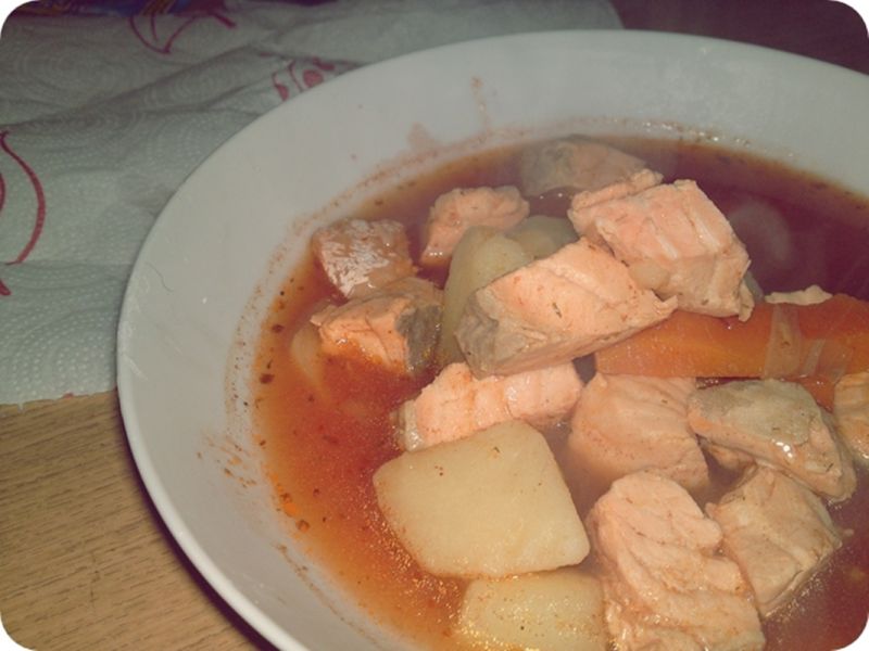 Zupa rybna z łososiem