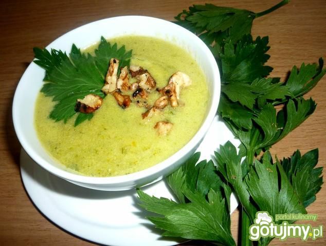 Zupa selerowa z prażonymi orzechami