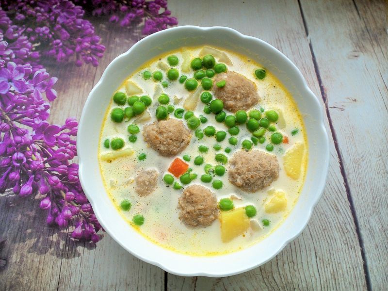 Zupa selerowa z pulpecikami i mrożonym groszkiem  Zupa selerowa z pulpecikami i mrożonym groszkiem