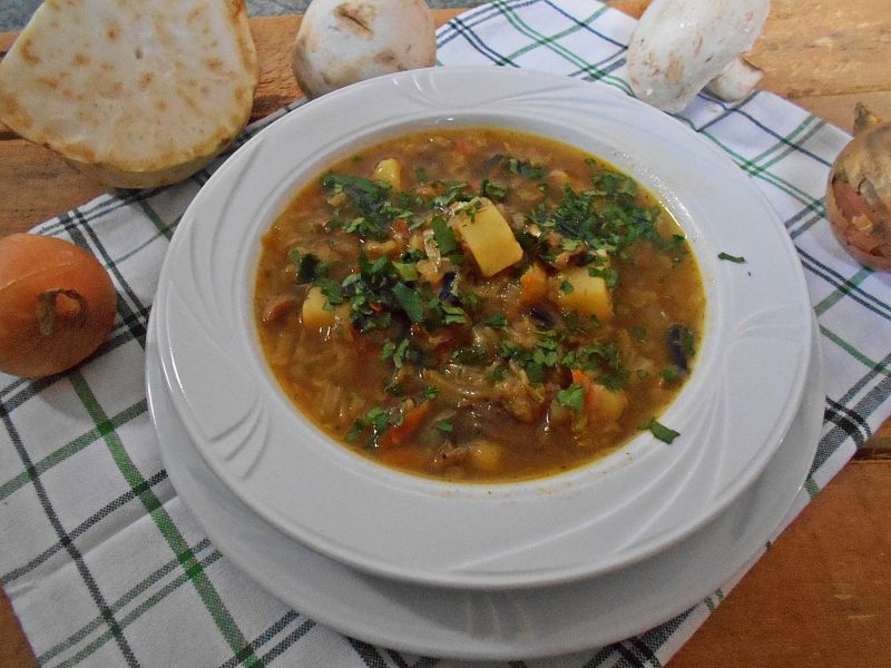 Zupa selerowo-kapuściana z pieczarkami