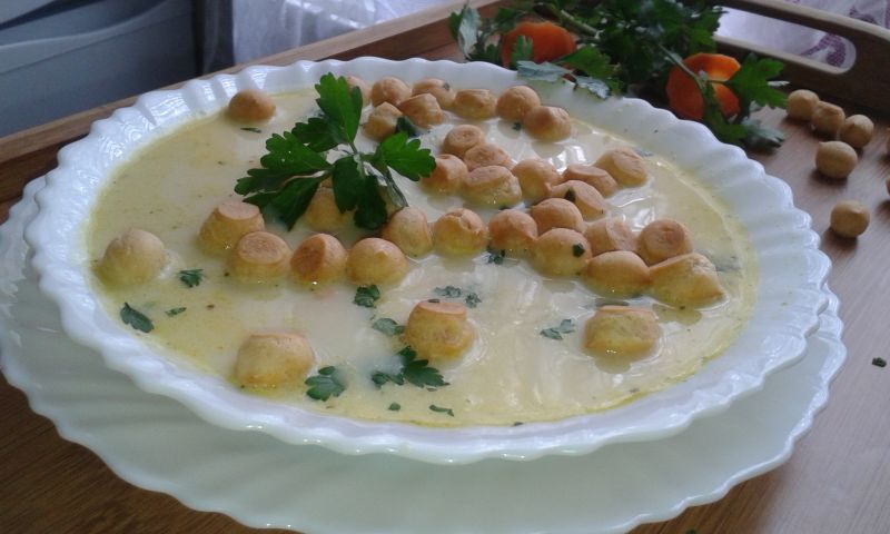 Zupa serowa groszkiem ptysiowym