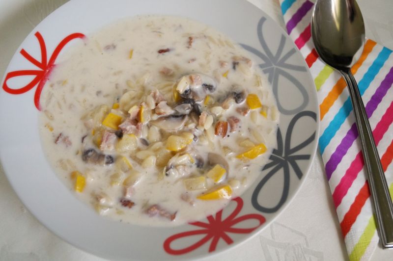 Zupa serowa z boczkiem i pieczarkami
