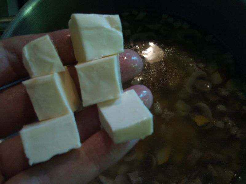 Zupa serowa z boczkiem i pieczarkami
