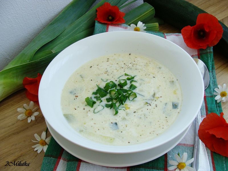 Zupa serowa z cukinią i porem