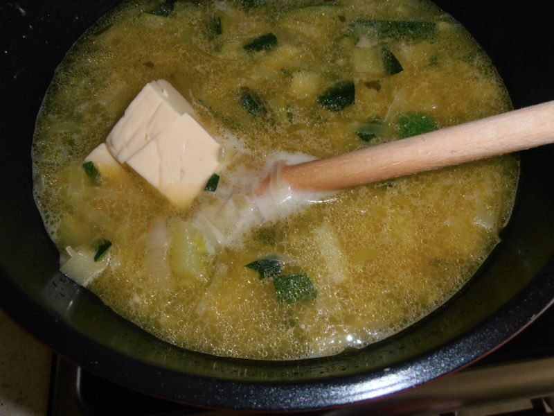 Zupa serowa z cukinią i porem
