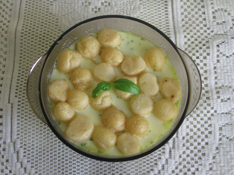 Zupa serowa z groszkiem ptysiowym