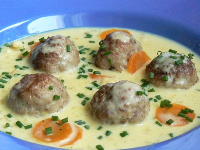 Zupa serowa z mięsnymi kuleczkami