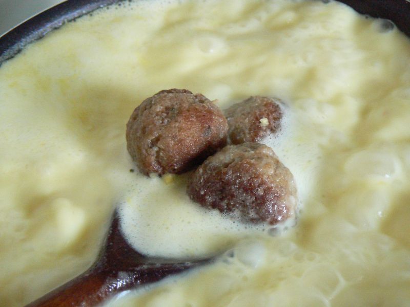 Zupa serowa z mięsnymi kuleczkami