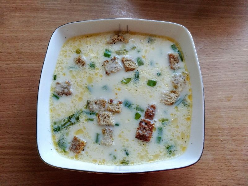 Zupa serowa ze szczypiorkiem i grzankami