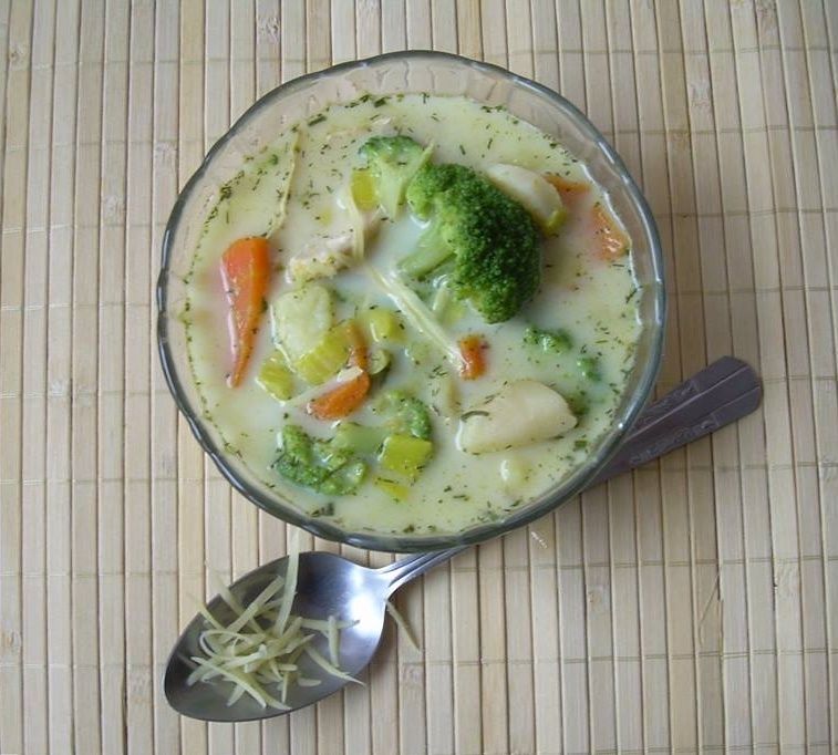 Zupa serowo-brokułowa z kurczakiem Zupa serowo-brokułowa z kurczakiem