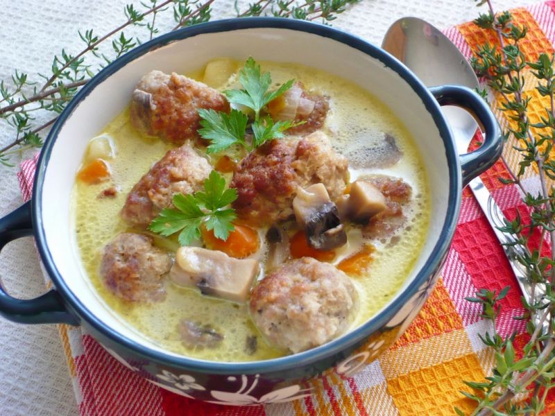 Zupa serowo - pieczarkowa z klopsikami Zupa serowo - pieczarkowa z klopsikami