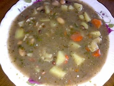 Zupa śródziemnomorska z różnymi gatunkami fasoli