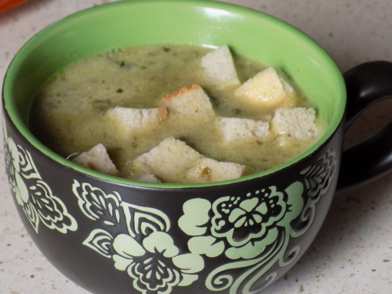 Zupa szczawiowa z grzankami