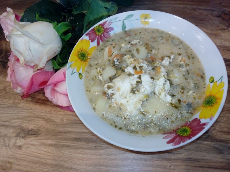 Zupa szczawiowa z jajkami i serkami topionymi