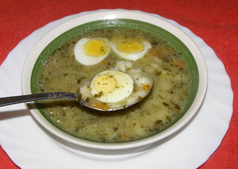 Zupa szczawiowa z makaronem gwiazdki.