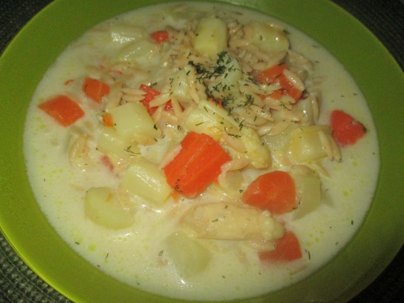 Zupa szparagowa z pełnoziarnistym ryżowym makarone Zupa szparagowa z pełnoziarnistym ryżowym makarone