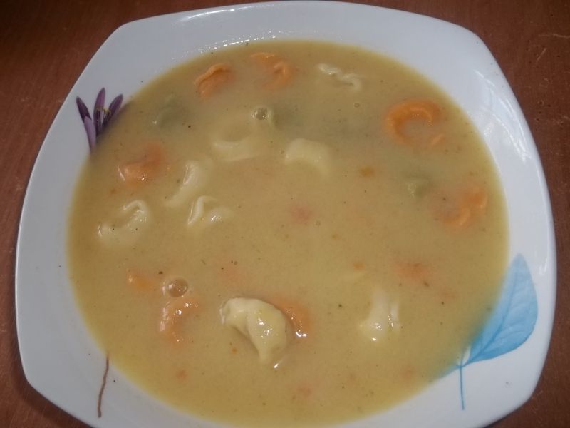 Zupa szparagowa z tortellini Zupa szparagowa z tortellini