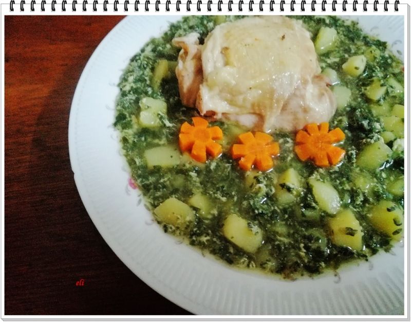 Zupa szpinakowa Eli z jajkami na kurczaku Zupa szpinakowa Eli z jajkami na kurczaku