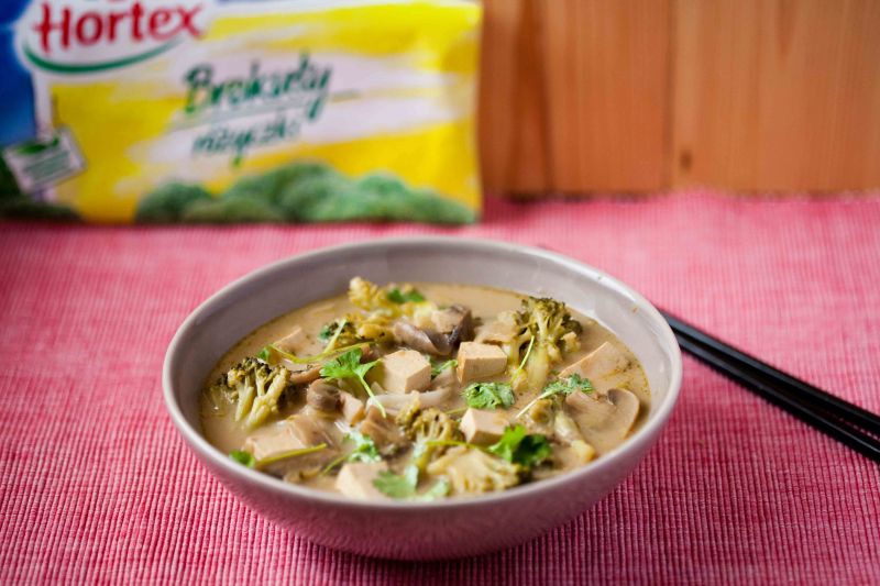 Zupa tajska z brokułami, pieczarkami i tofu Zupa tajska z brokułami, pieczarkami i tofu