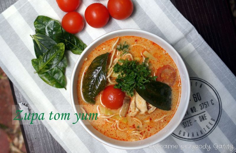 Zupa tom yum z makaronem ryżowym