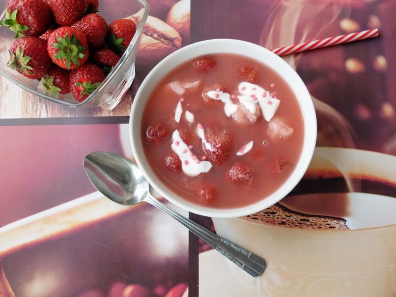 Zupa truskawkowa z domową zacierką Zupa truskawkowa z domową zacierką