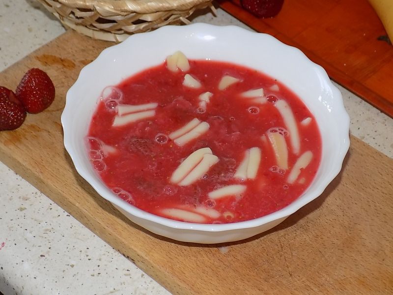 Zupa truskawkowa z makaronem i miętą Zupa truskawkowa z makaronem i miętą