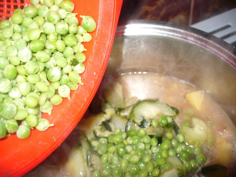 Zupa typu krem z groszku zielonego i cukinii