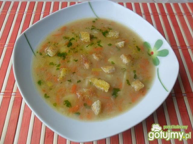 Zupa warzywna z czosnkowymi grzankami Zupa warzywna z czosnkowymi grzankami