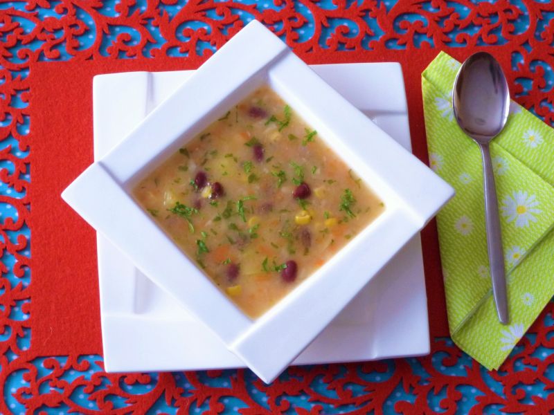 Zupa warzywna z fasolą i kukurydzą