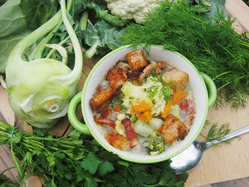 Zupa warzywna z grzankami i boczkowymi chipsami