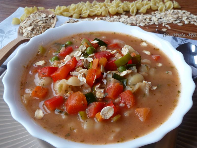 Zupa warzywna z makaronem i płatkami owsianymi