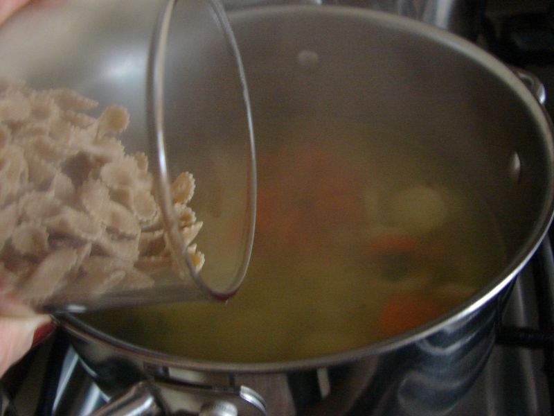 Zupa warzywna z pełnoziarnistym makaronem