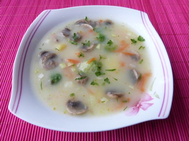 Zupa warzywna z pieczarami