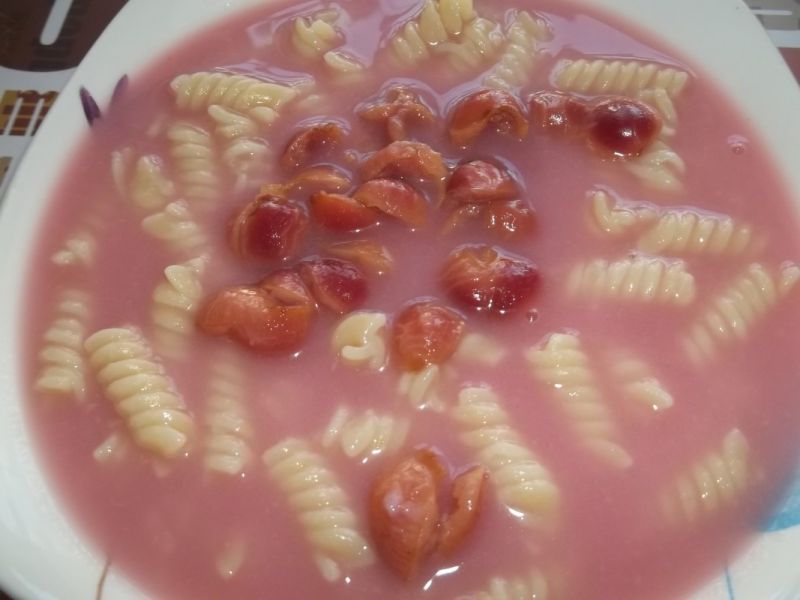 Zupa wiśniowa z makaronem