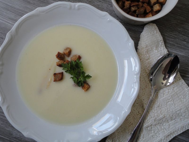 Zupa z białych szparagów