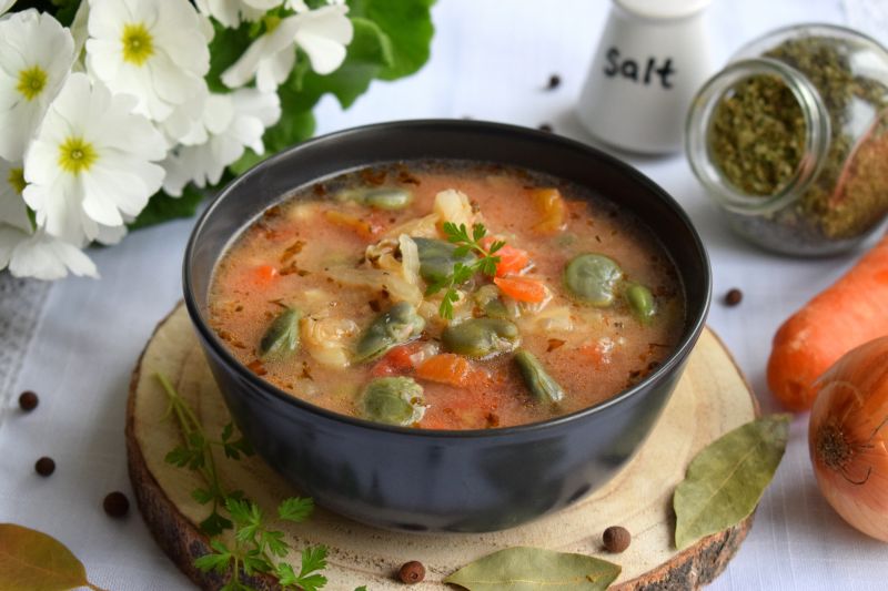 Zupa z bobem, kapustą pekińską, pomidorami i ryżem