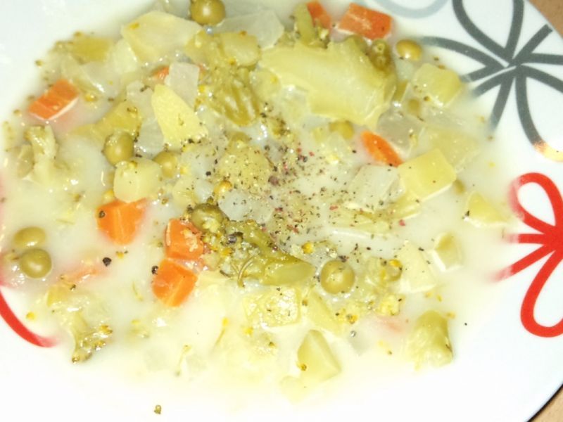 Zupa z brokułami i rzodkwią