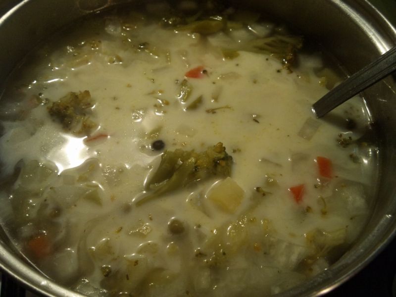 Zupa z brokułami i rzodkwią