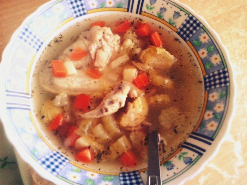 Zupa z brukselką, brokułem i selerem naciowym.