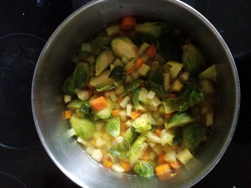 Zupa z brukselką i kurkumą Zupa z brukselką i kurkumą