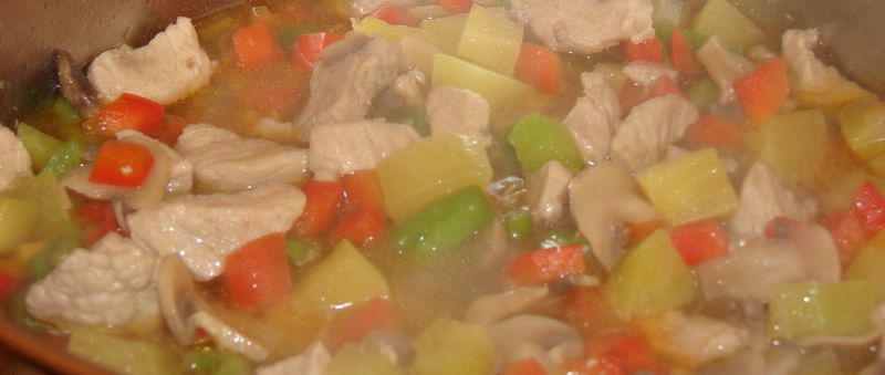 Zupa z cukini z dodatkiem pieczarek i papryki Zupa z cukini z dodatkiem pieczarek i papryki