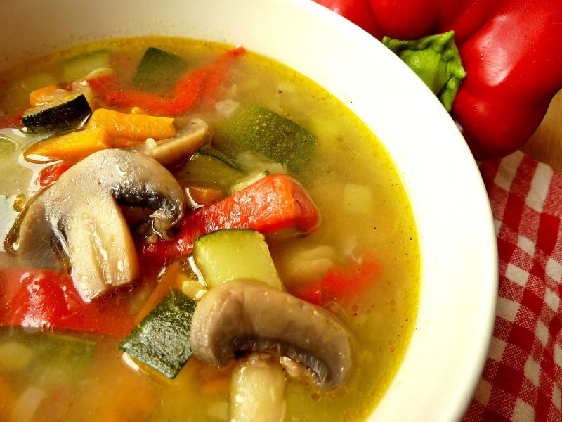 Zupa z cukinią, pieczarkami i czerwoną papryką