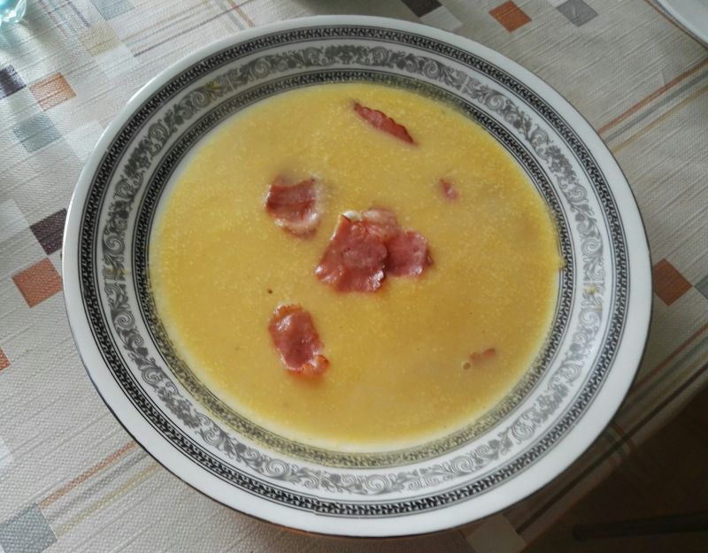 Zupa z cukinii z chipsami z boczku Zupa z cukinii z chipsami z boczku