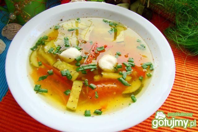 Zupa z cukinii z kulkami mozzarelli Zupa z cukinii z kulkami mozzarelli
