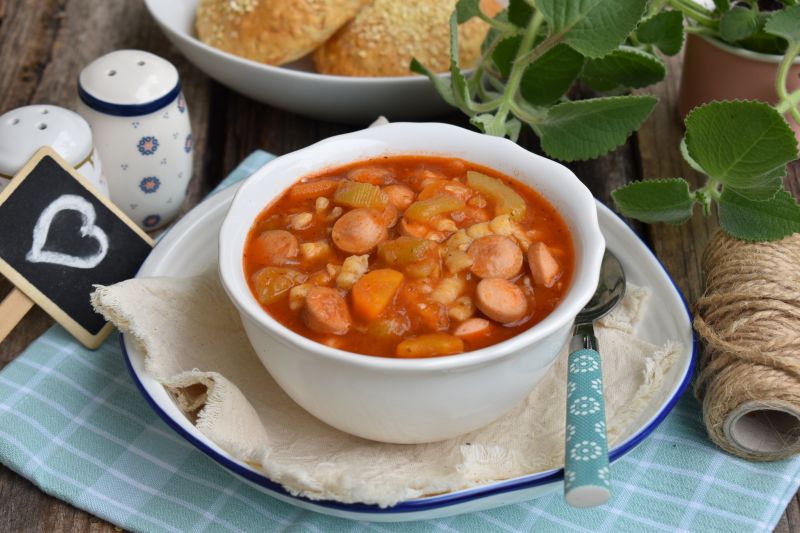 Zupa z cukinii z parówkami Zupa z cukinii z parówkami