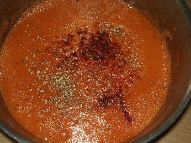 Zupa z czarnych pomidorów
