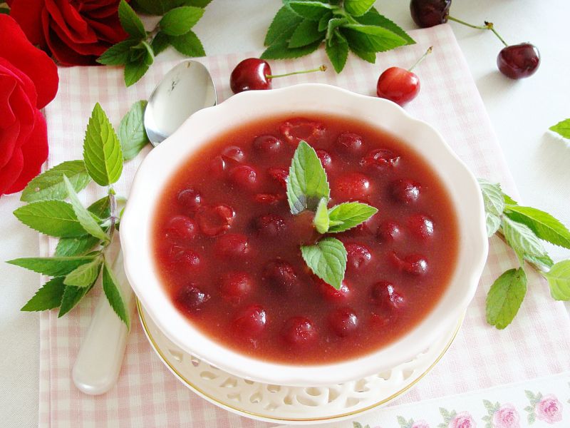 Zupa z czereśni i czerwonego wina