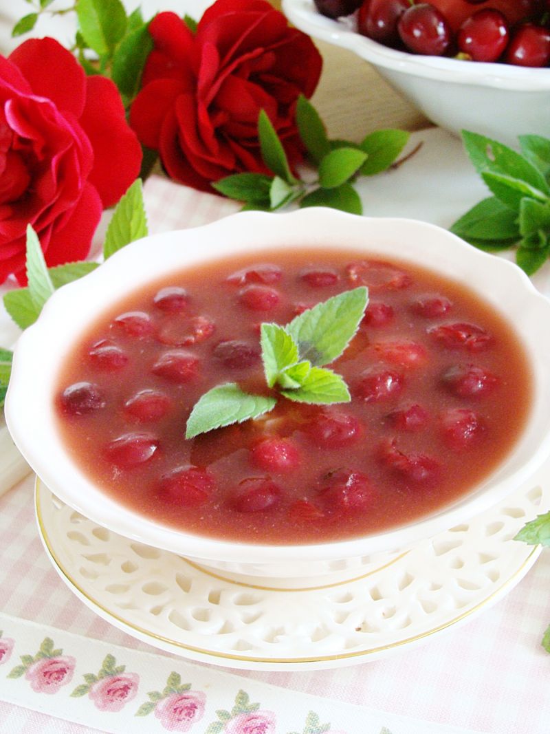 Zupa z czereśni i czerwonego wina