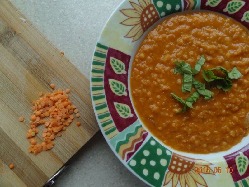 Zupa z czerwonej soczewicy z limonką 