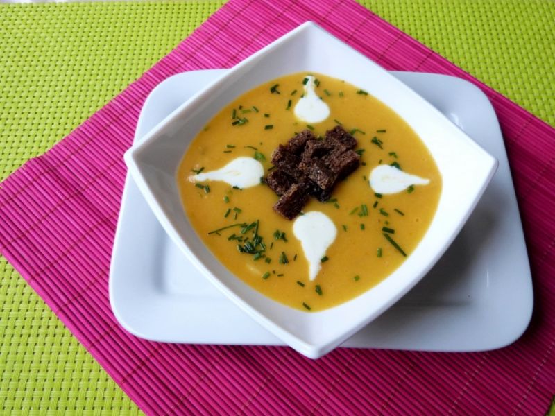 Zupa z dyni z grzankami